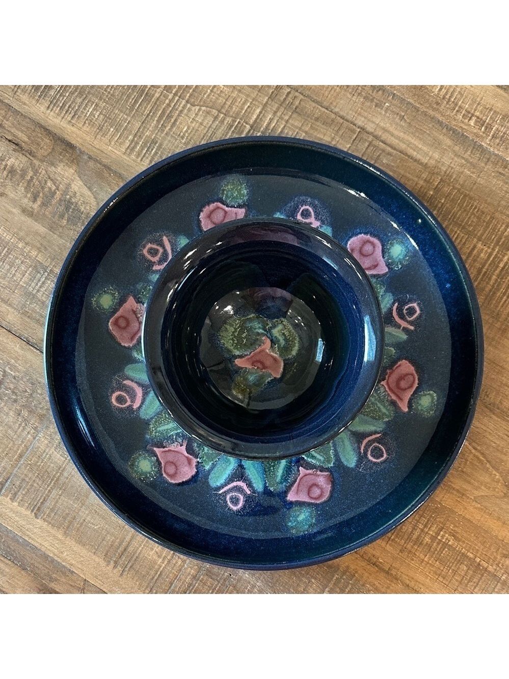 Susan deMay Signed ‘Floral’ Blue, Pink & Green 2-Piece Ceramic Chip & Dip Set - Picture 5 of 16